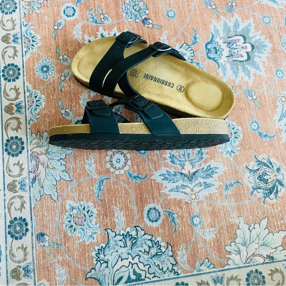 Black Elegant Cross-Strap Sandals - Picture 3 of 4